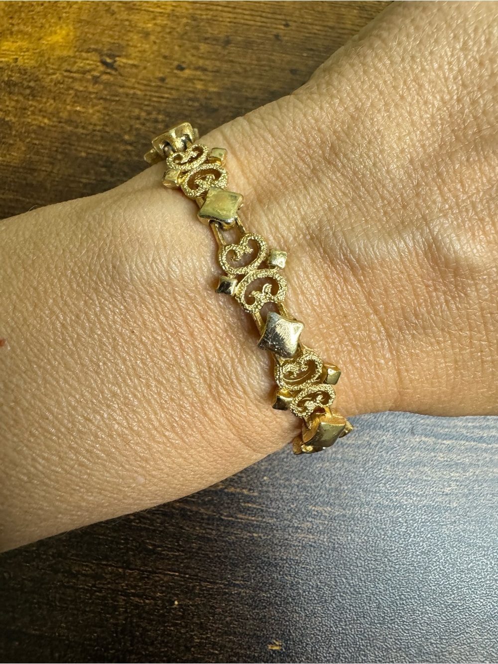 Avon 1971 PRECIOUS PRETENDERS Gold-Tone Decorative Link Bracelet